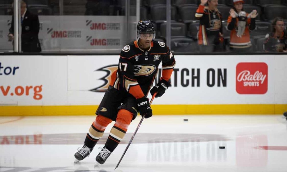 Noah Warren durant un match de hockey