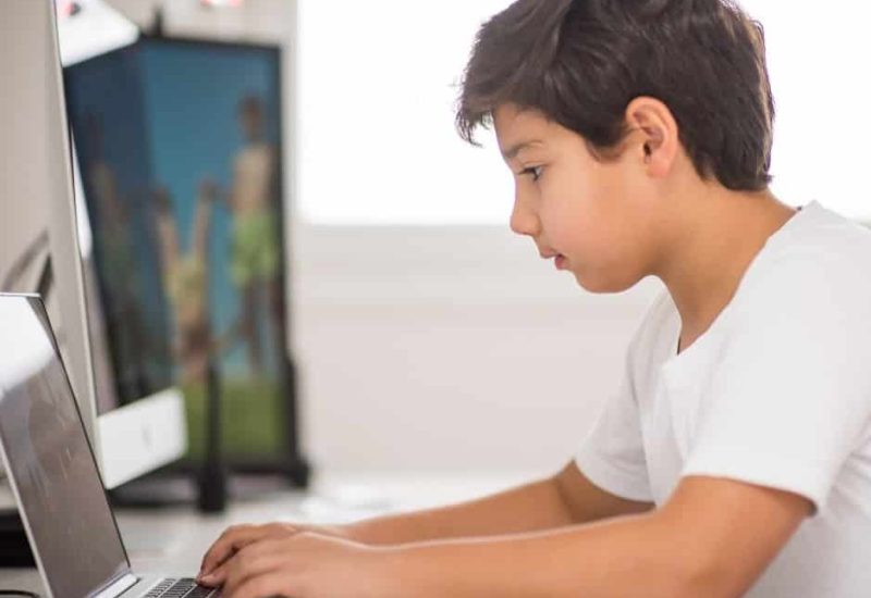 Jeune devant un ordinateur
