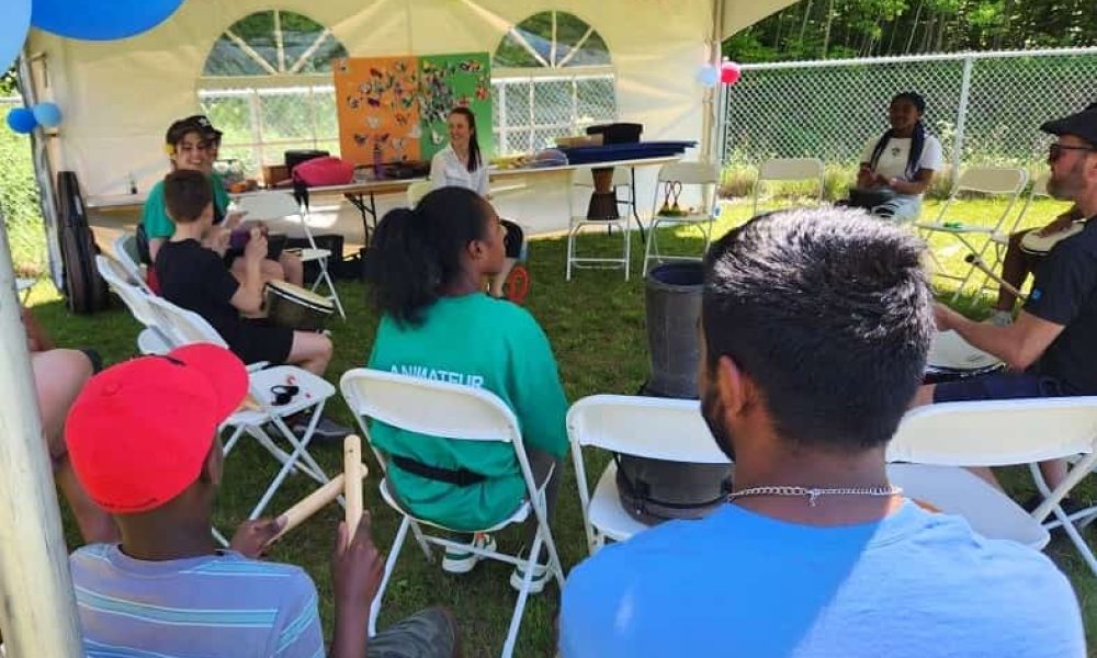 Groupe de personnes assisent dehors