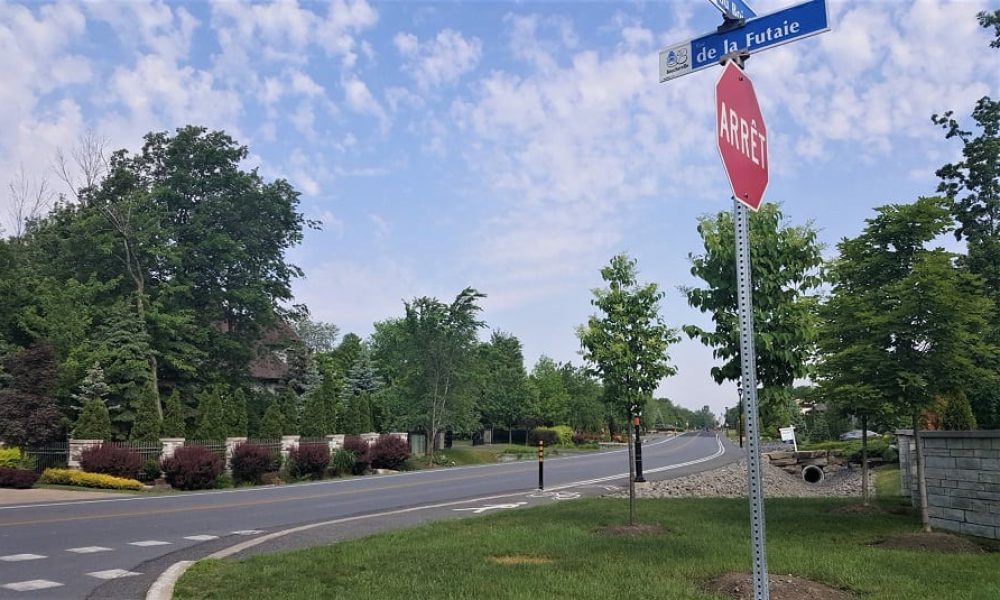 Pancarte Stop sur coin de rue