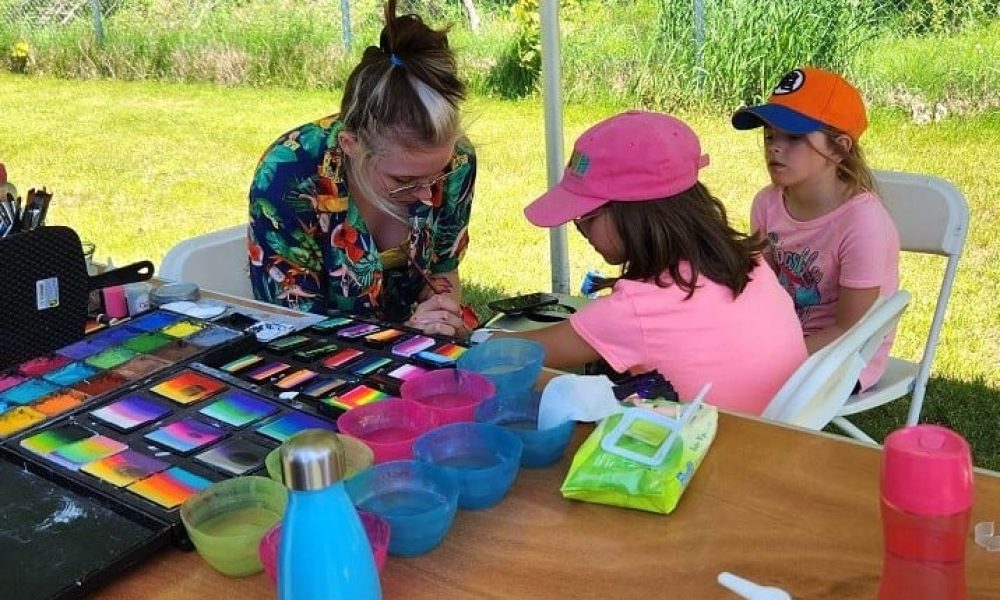 Légende : L’APED offre le service de répit aux familles. Photo : Facebook APED