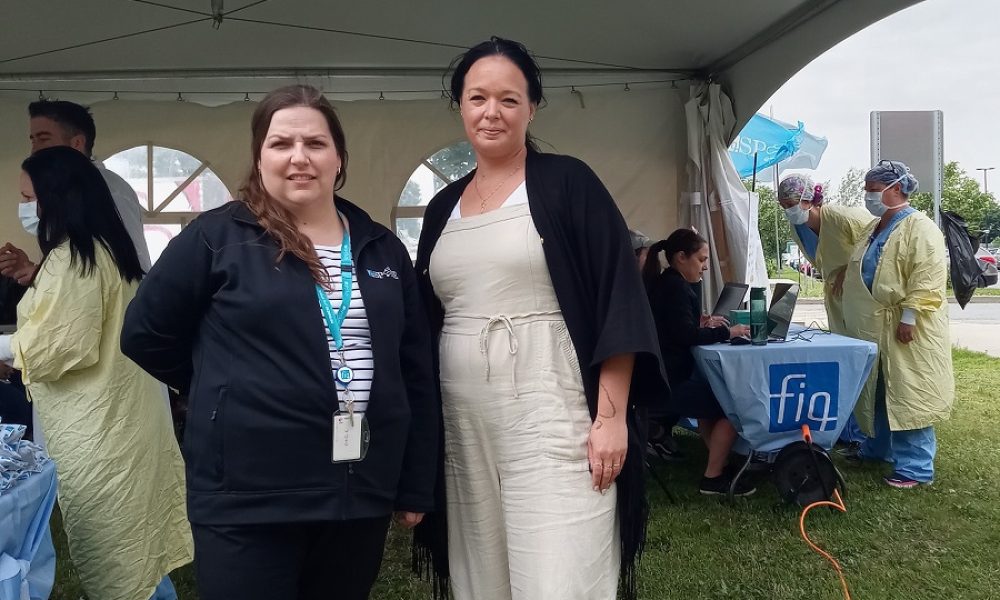 La présidente de la FIQ pour la Montérégie, Brigitte Petrie et la présidente de la FIQ nationale Julie Bouchard à Longueuil. Photo : Katina Diep