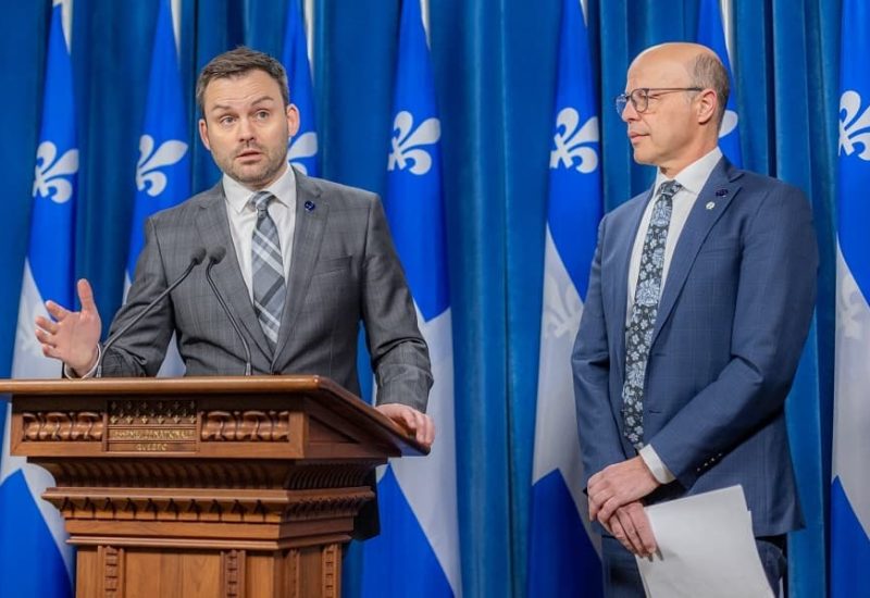 Paul St-Pierre Plamondon et Joël Arseneau militent pour plus de logements sociaux à travers le Québec. Photo : Courtoisie