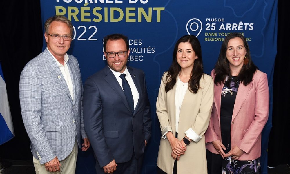 Martin Damphousse, maire de Varennes et vice-président de l’UMQ, Da-niel Côté, maire de Gaspé et président de l’UMQ, Catherine Fournier, mairesse de Longueuil, et Alexandra Labbé, mairesse de Chambly et présidente du caucus de la Montérégie de l’UMQ. Photo: Courtoisie