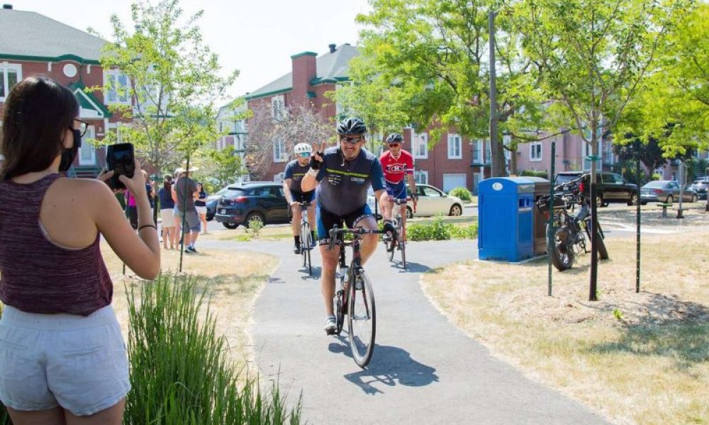 Pierre Lavoie de passage à Sainte-Julie, lors d'une précédente édition de La Boucle. Photo: Archives
