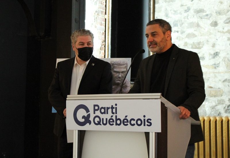 Pierre Nantel, accompagné du député de Matane-Matapédia, Pascal Bérubé, lors d’un point de presse au Foyer St-Antoine à Longueuil. Photo: Félix Poncelet-Marsan