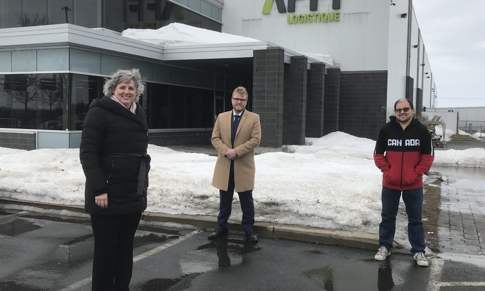 De gauche à droite:
Nathalie Tessier, directrice des ressources humaines chez Groupe AFFI, Jonathan Tabarah, président du conseil d’administration du RTL et Olivier Marchand, employé chez Groupe AFFI et client du RTL.
Source: Réseau de transport de Longueuil