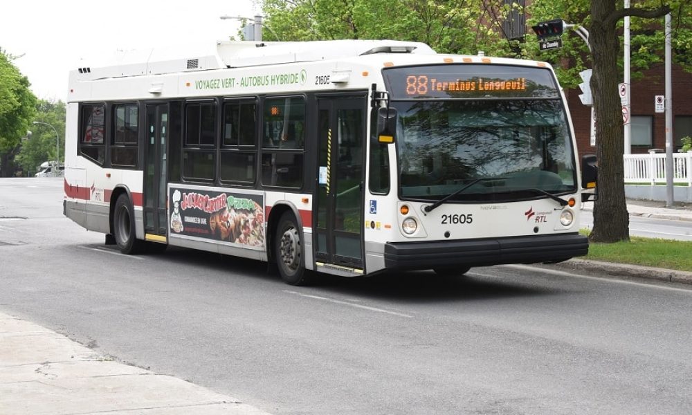 La présidente du CA souligne que la ligne 442 du RTL et le taxi collectif de la T20 permettent de lier le quartier Pacifique à d'autres lignes d'autobus, soit la 32 et la 88. Photo: FM103,3
