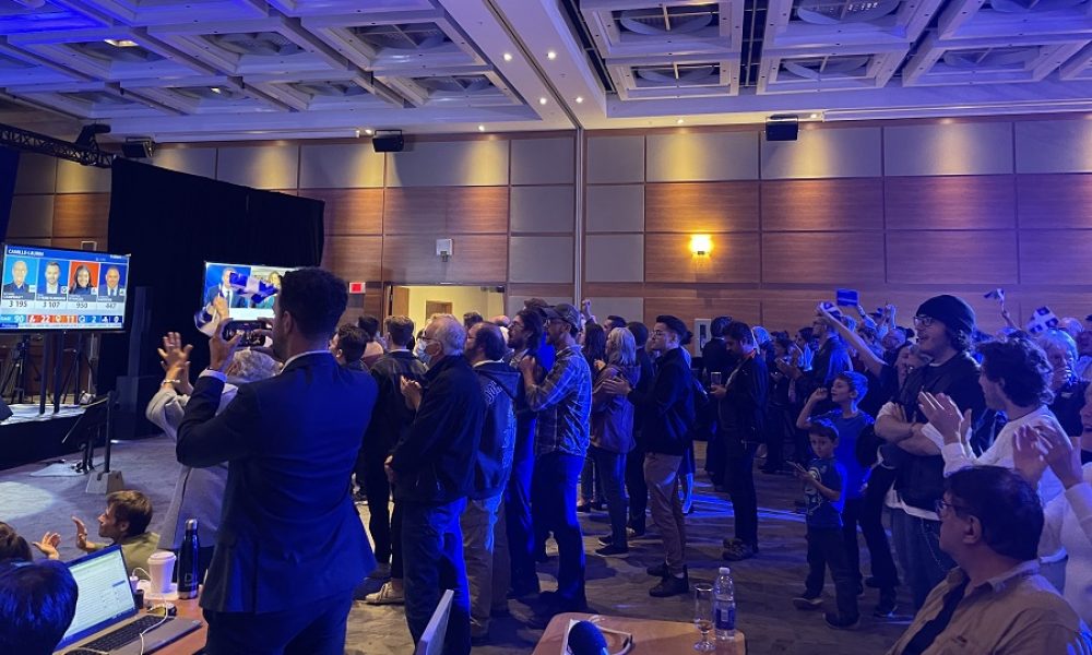 L’ambiance était à la fête au rassemblement péquiste à l’Hôtel Mortagne de Boucherville, malgré le peu de candidats élus. Photo: FM 103,3