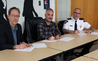 Mario Trépanier (de Via l’anse), Nycolas Renault (de AVIF) et Walter Rifiorati (de la Régie intermunicipale de police Roussillon) signent leur entente de collaboration. Photo : Courtoisie