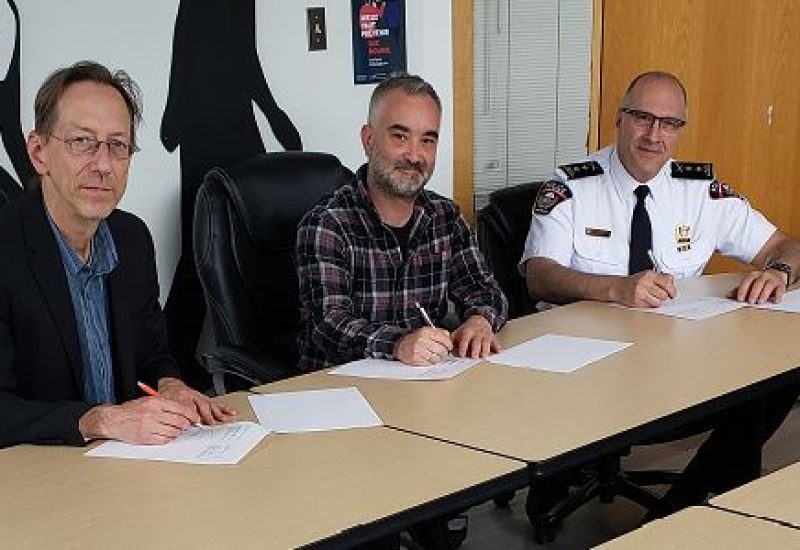 Mario Trépanier (de Via l’anse), Nycolas Renault (de AVIF) et Walter Rifiorati (de la Régie intermunicipale de police Roussillon) signent leur entente de collaboration. Photo : Courtoisie