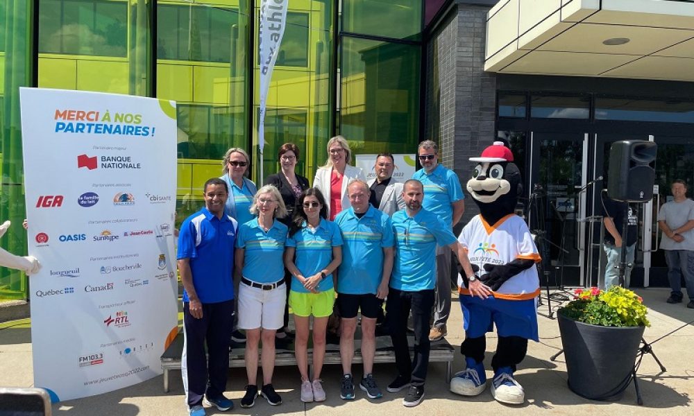Benoit Huot, accompagné des maires et organisateurs de l’événement, au relais de la flamme olympique du 13 jullet. Photo: FM 103,3