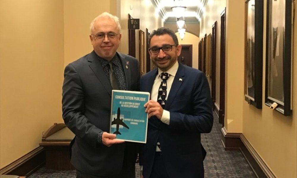 Le député Trudel remettant le rapport de ses consultations publiques au ministre Omar Alghabra. Photo : Courtoisie