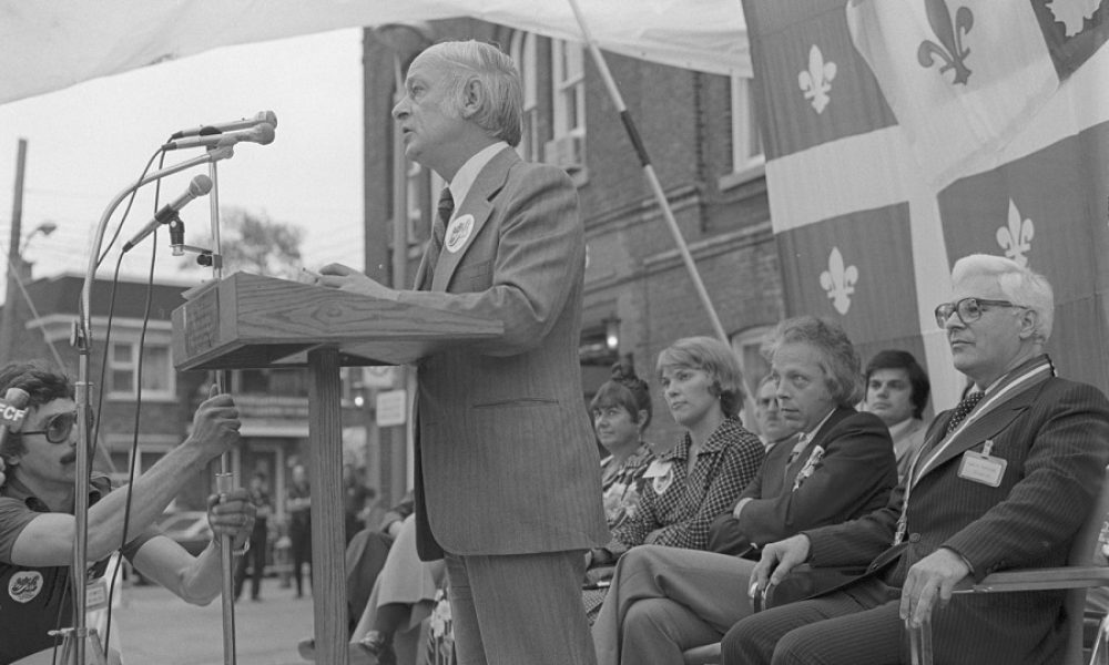 René Lévesque devant l'Édifice Marcel-Robidas (ancien hôtel de ville de Longueuil) ainsi que Pierre Marois, député de Laporte (1976-1981) et de Marie-Victorin (1981-1983). Photo : Courtoisie