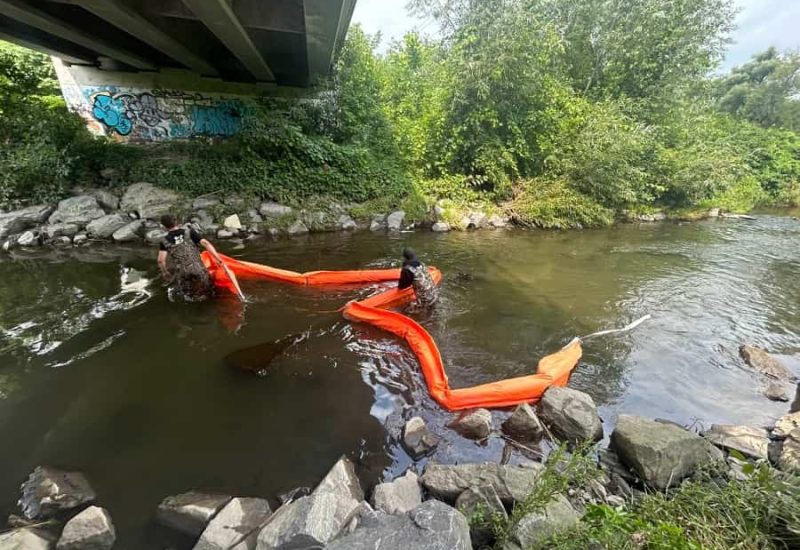 Les équipes de Delson à l'oeuvre dans la rivière de la Tortue. Photo: Facebook de la Ville de Delson