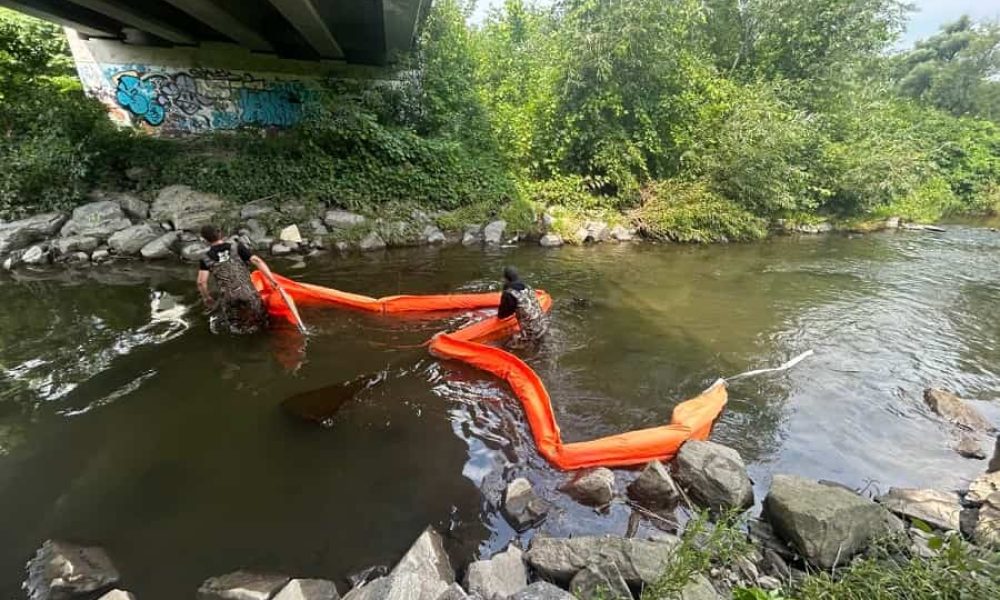 Les équipes de Delson à l'oeuvre dans la rivière de la Tortue. Photo: Facebook de la Ville de Delson