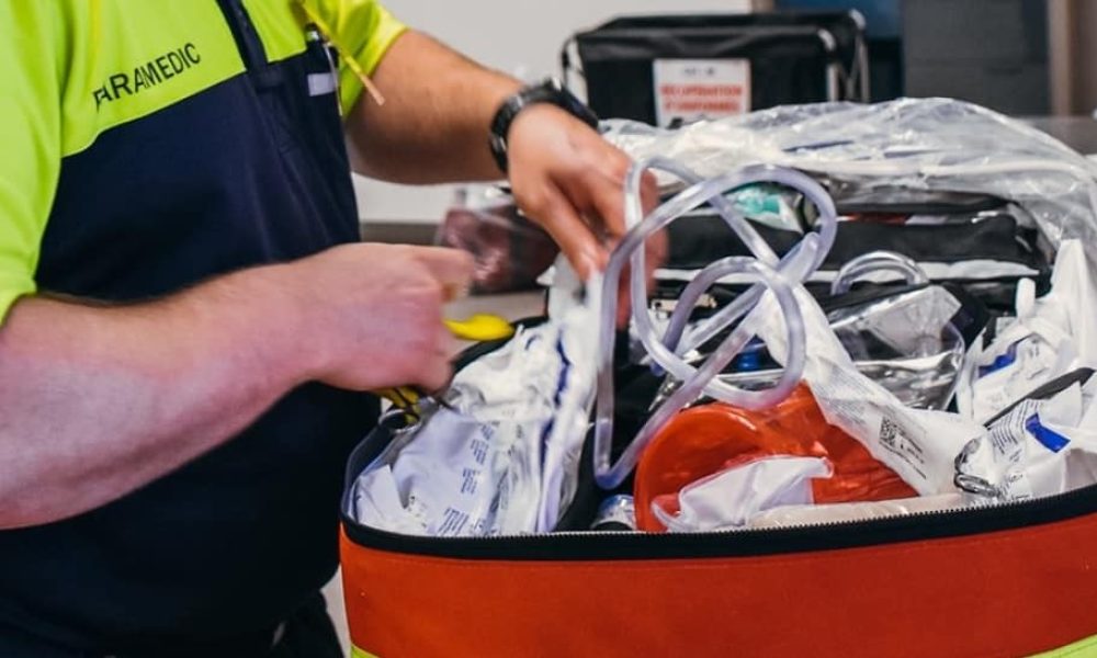 Ambulancier avec équipement