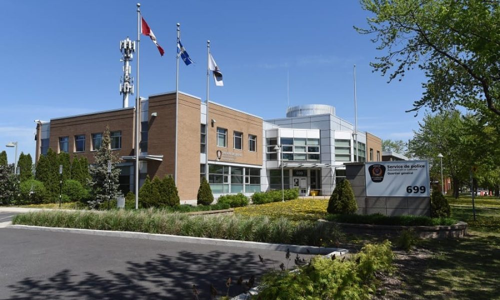 Le Service de police de l'agglomération de Longueuil (SPAL) est sans garage pour une bonne partie de sa flotte de véhicule, depuis la démolition de l'ancienne installation en 2018. Photo: FM103,3