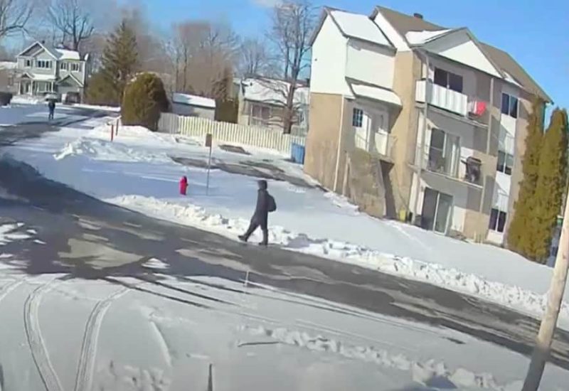 Le suspect circulant sur la rue Joseph Elzéar Bernier au moment estimé du crime. Photo : Capture d’écran YouTube SQtv – Sûreté du Québec