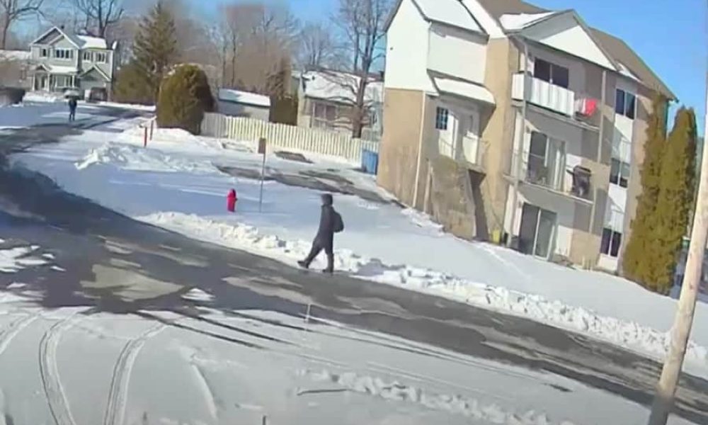 Le suspect circulant sur la rue Joseph Elzéar Bernier au moment estimé du crime. Photo : Capture d’écran YouTube SQtv – Sûreté du Québec