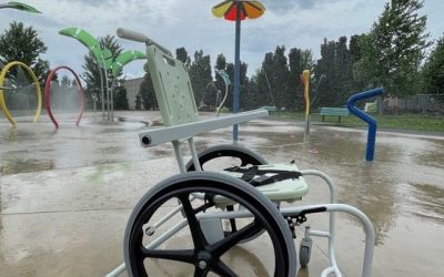 Sainte-Julie se dote d’une chaise roulante adaptée pour les jeux d’eau