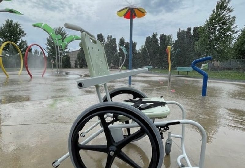 Sainte-Julie se dote d’une chaise roulante adaptée pour les jeux d’eau