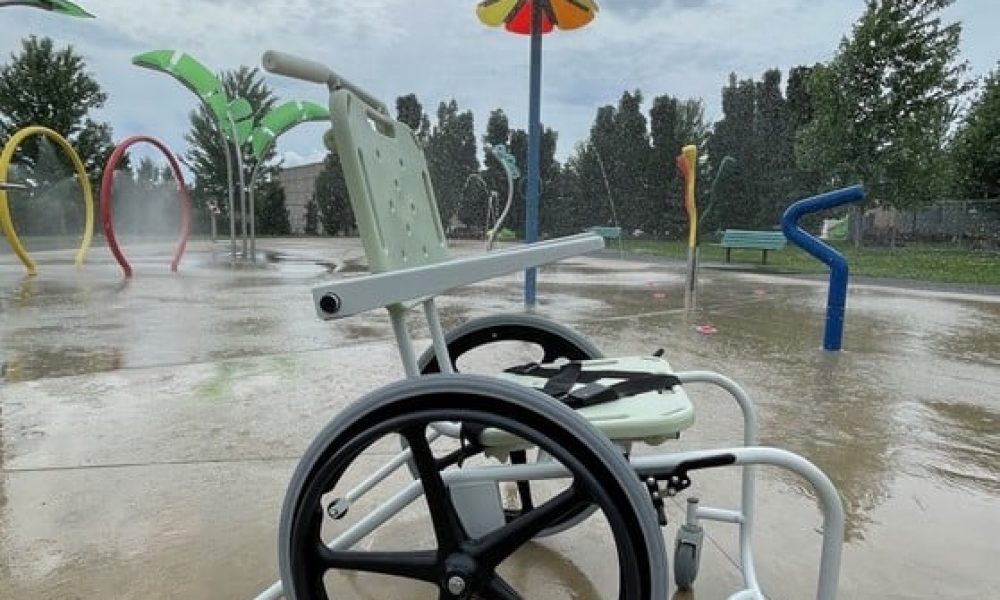 Sainte-Julie se dote d’une chaise roulante adaptée pour les jeux d’eau