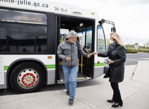 La mairesse de Sainte-Julie distribue des masques aux usagers des transports en commun