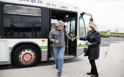 La mairesse de Sainte-Julie distribue des masques aux usagers des transports en commun