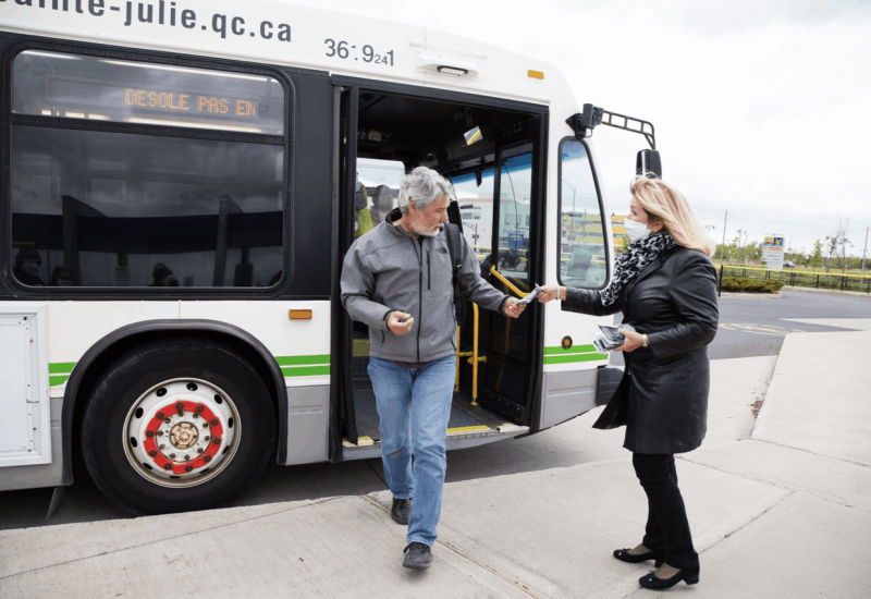 La mairesse de Sainte-Julie distribue des masques aux usagers des transports en commun