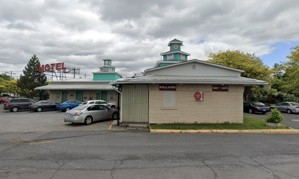 La machinerie lourde met au sol le vieux motel Oscar de Longueuil