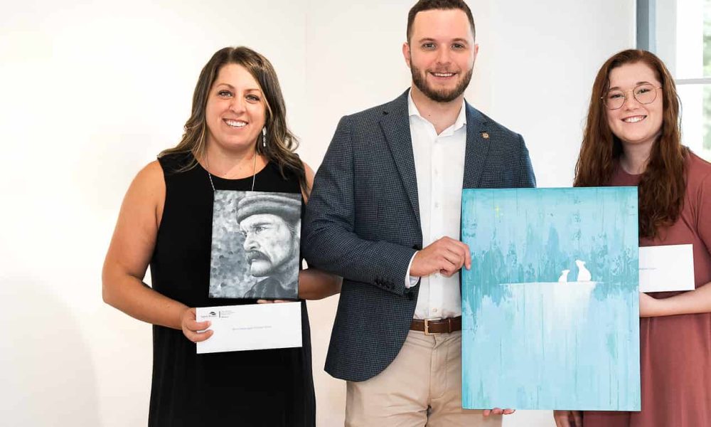Le maire, Ludovic Grisé Farand, a remis les prix aux artistes VRO ART et Meghan Lajoie le 25 juillet.  
Source : courtoisie.