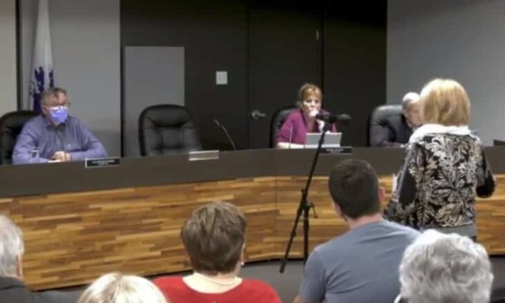 Tous les copropriétaires de l'immeuble étaient présents à la séance du conseil municipal. Photo : Capture d'écran