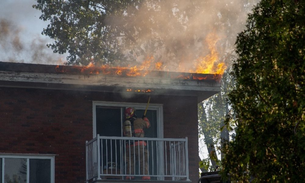 Un immeuble à logements de Boucherville ravagé par un incendie