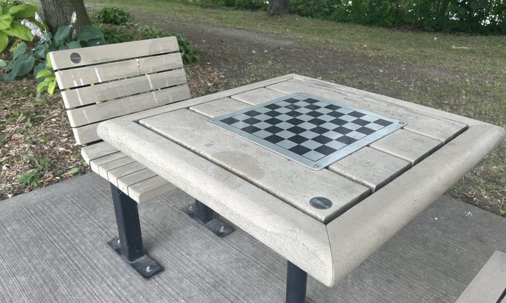 Les citoyens de Sainte-Catherine ont bientôt accès à des tables à jeux d'échecs