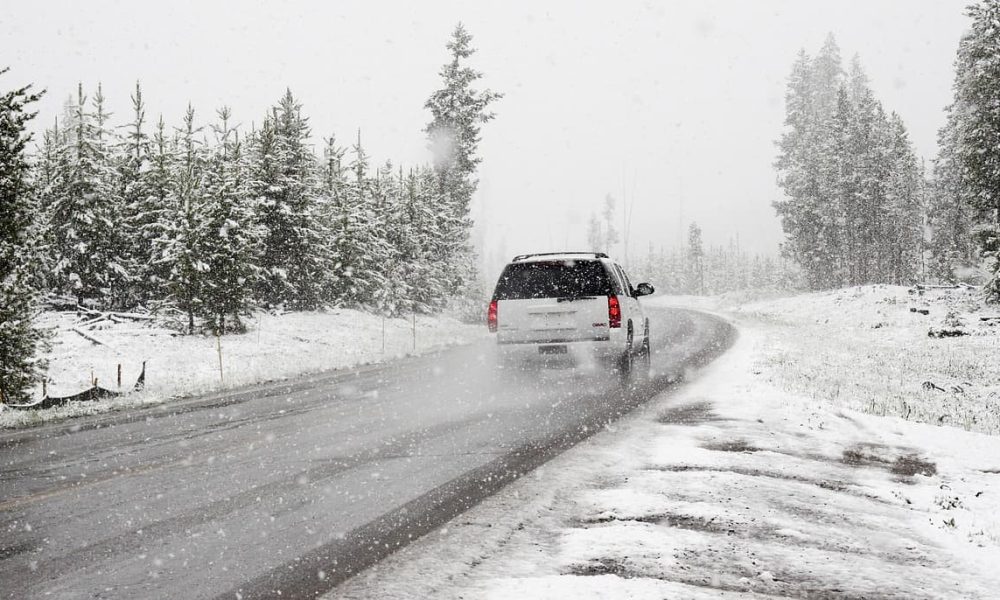 une voiture qui roule sous la neige
