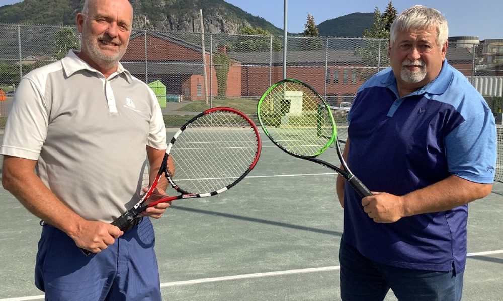 Monsieur Yves Corriveau, maire de la Ville de Mont-Saint-Hilaire et monsieur Jean-Pierre Brault, conseiller municipal. Photo : Courtoisie