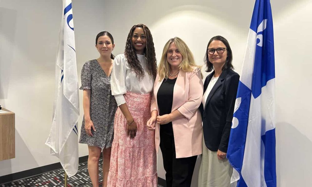 La mairesse de Longueuil, Catherine Fournier, la ministre responsable de l’Habitation, Karine Boivin Roy, la députée caquiste dans Marie-Victorin, Shirley Dorismond, la directrice générale de l’Office d’habitation de Longueuil, Catherine Carré. Photo : FM 103,3