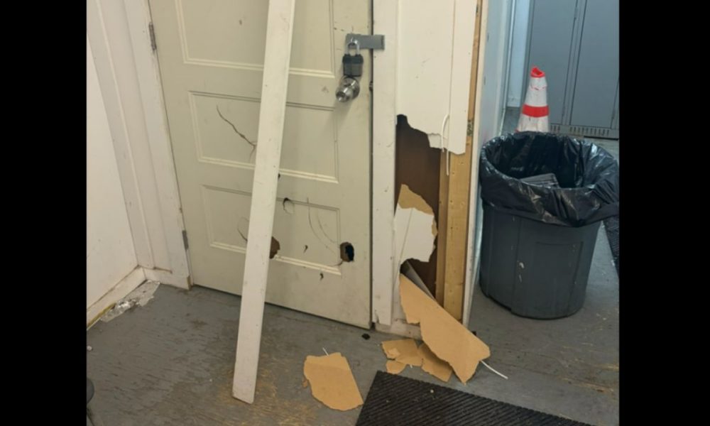 fm1033,ville,action,vandalisme,parc,abri,patinoire,actes,fermé,travaux,passe,ville,dommages,fenêtres,porte,trou,investissement,début,hiver,objets,volés,suspect