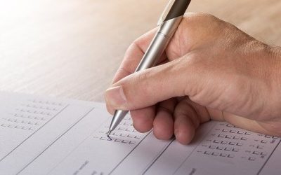 Personne qui remplit un questionnaire