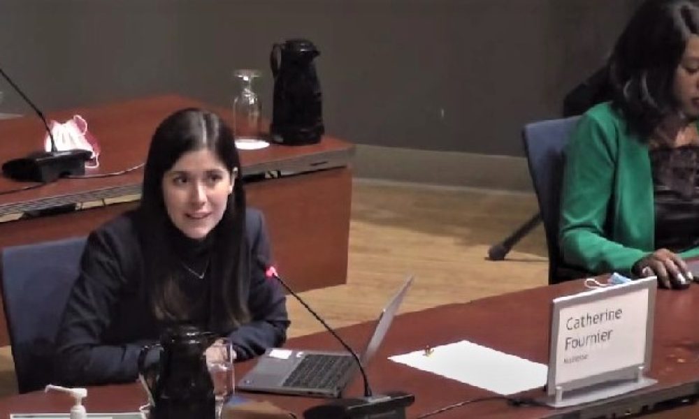 La mairesse de Longueuil Catherine Fournier parle de transparence au conseil de ville. Photo : Archives