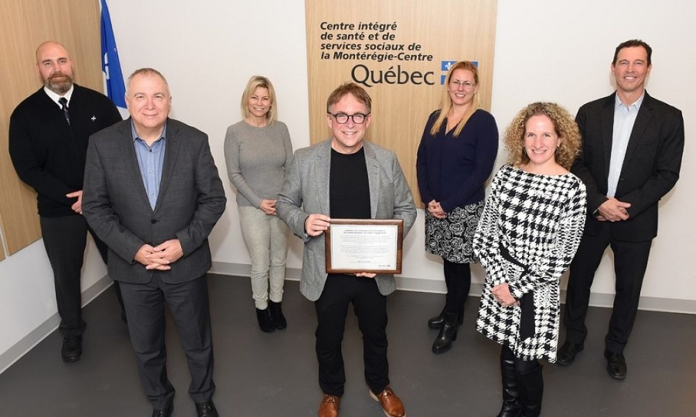 Le CISSS a célébré la contribution du RTL lors d’une cérémonie le 9 décembre. De gauche à droite : Jean-Frédéric Larocque, superviseur aux opérations (RTL) | Richard Deschamps, PDG (CISSSMC) | Nadia Goyer, directrice communications et expérience client (RTL) | Michel Veilleux, dg (RTL) | Carine Sauvé, directrice de la vaccination (CISSSMC) | Karine Desgagné, chef projets développement des transports (RTL) | Martin Dea, adjoint soutien hiérarchique (CISSSMC) Photo : Courtoisie