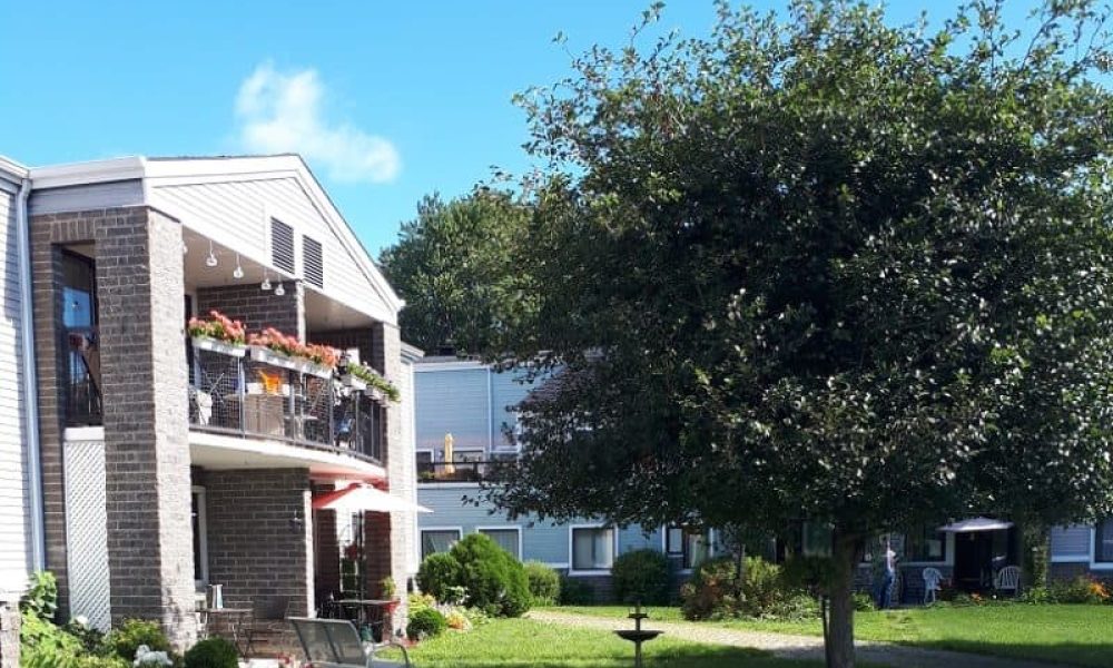 La Villa de l'Amitié est une résidence pour aînés, située au 515, rue Lamoureux, dans le secteur du Vieux-Village. Photo: Archives