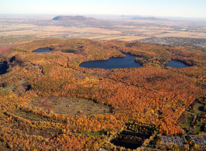 Vue aérienne des Monts Saint-Hilaire et Rougemont. Photo: Courtoisie