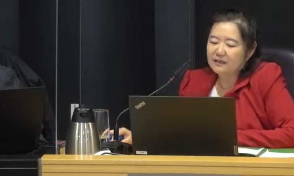 La conseillère Li de Brossard poursuit la mairesse Assaad