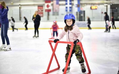 Enfant sur patinoire intérieure