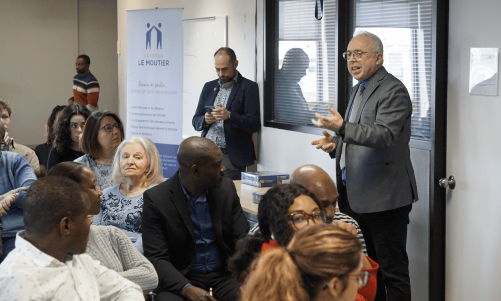 Une quarantaine de citoyens répondent présents à une invitation du député Denis Trudel pour discuter d'immigration à Longueuil.