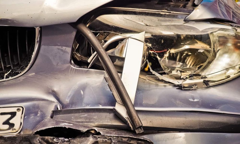 Une voiture percute un muret de béton à Brossard 