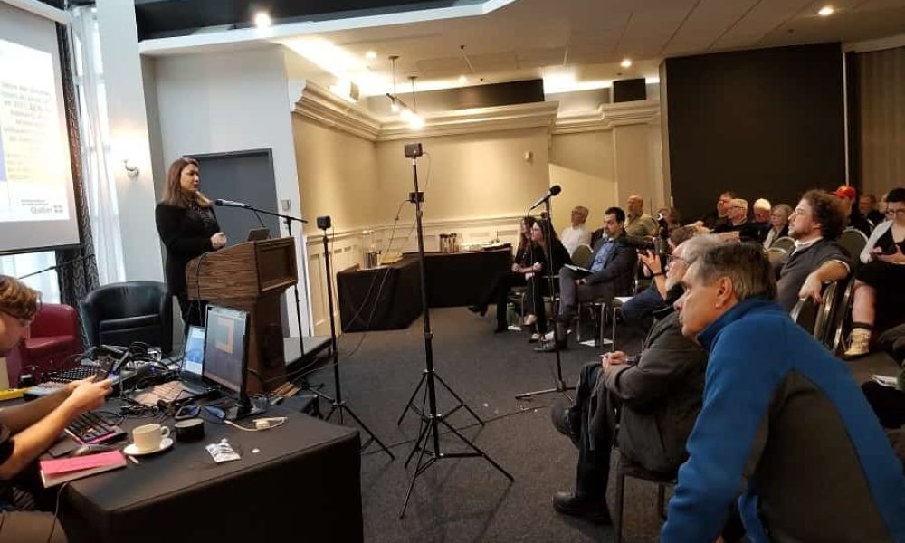 Conférencière devant un public