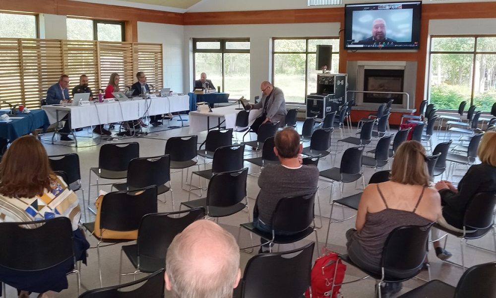 Les consultations publiques sur l’aéroport de Saint-Hubert se déroulent au parc Michel-Chartrand. Photo : Katina Diep